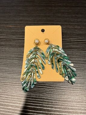 Green Marbled Leaf Drop Earrings with Faux Pearl Accent NIP